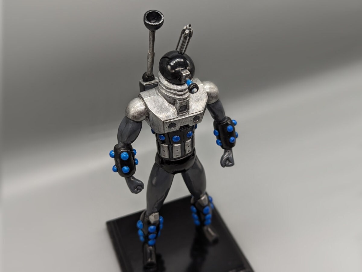 whovian-sentinel-dalek-inspired-robot-statue-sculpture-03