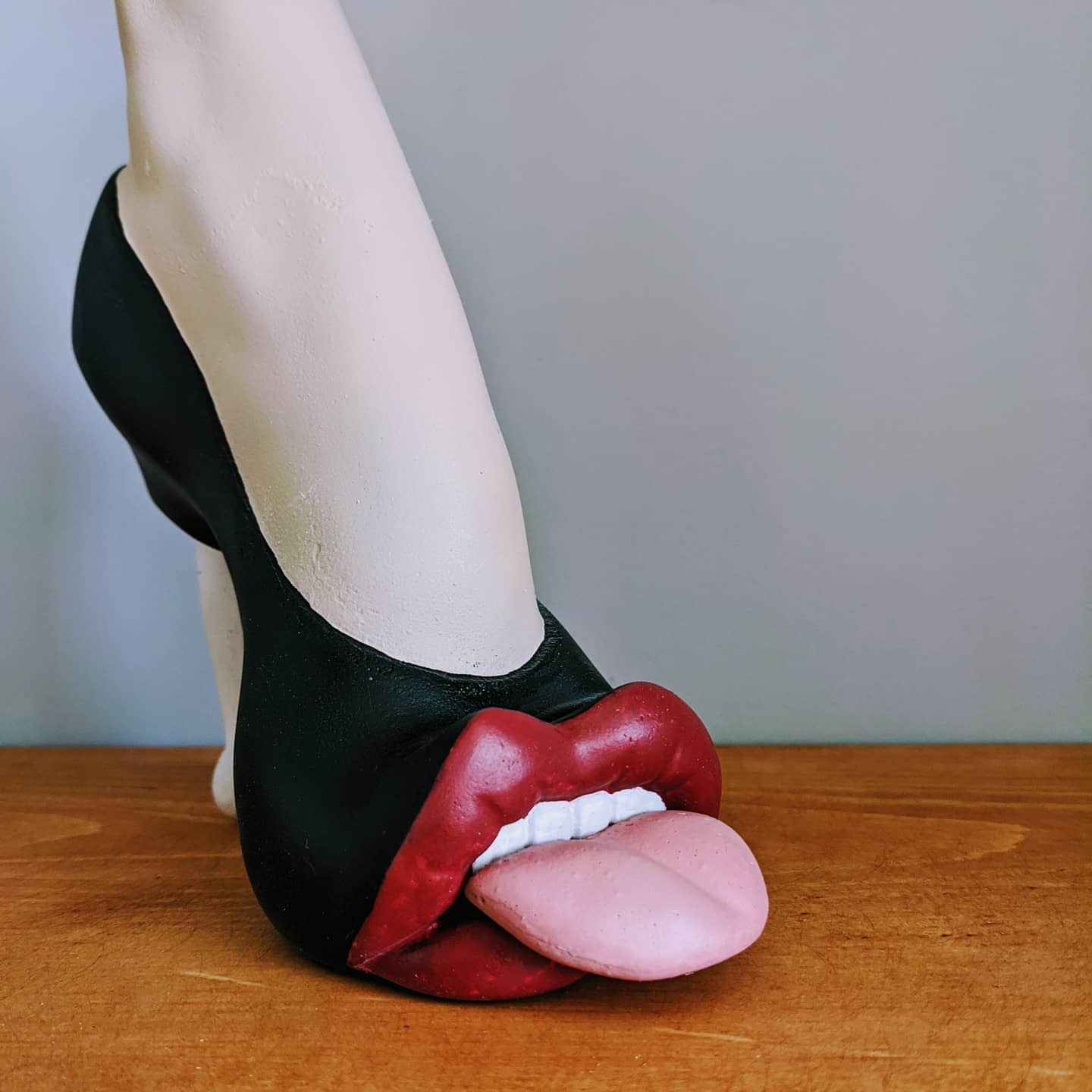 lady-high-heels-statue-sculpture-04