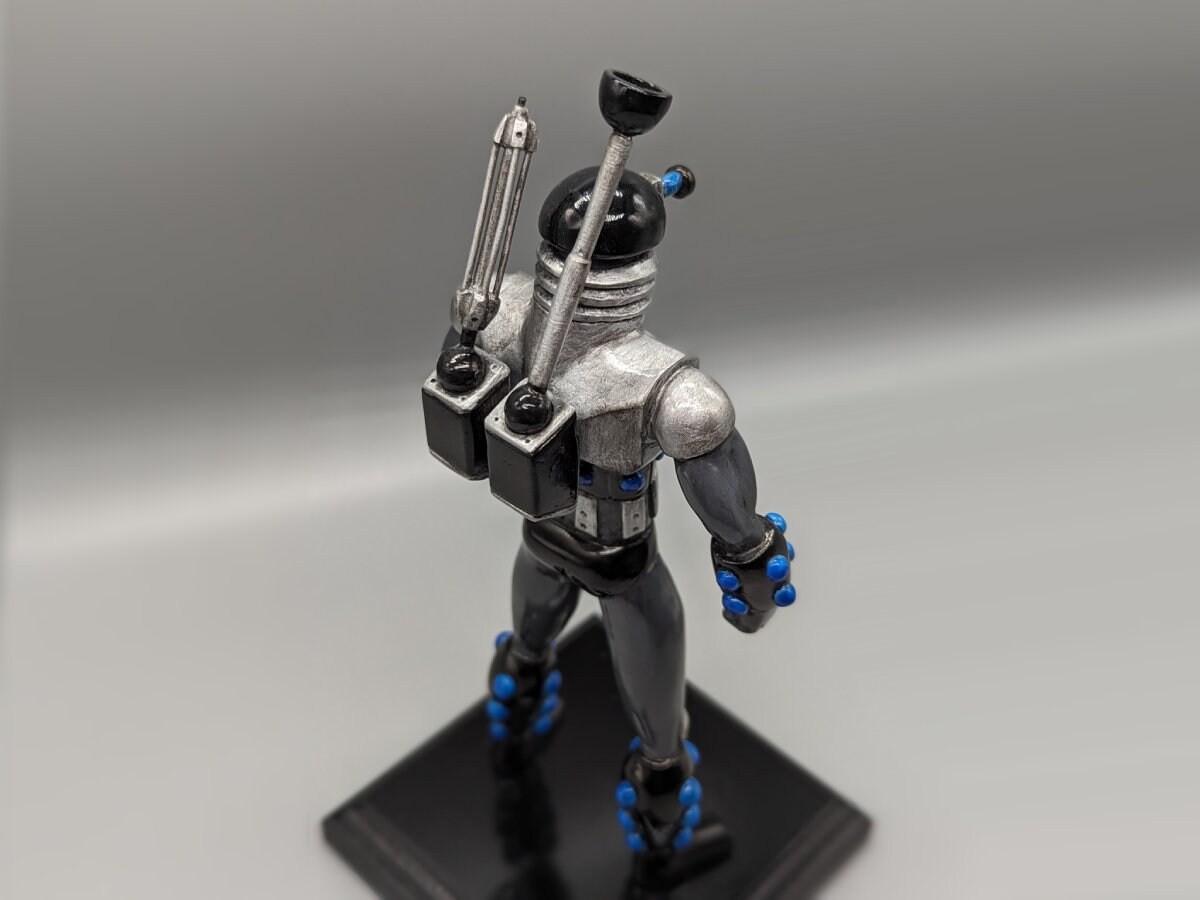 whovian-sentinel-dalek-inspired-robot-statue-sculpture-04